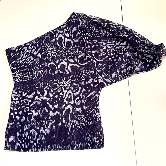 ❤️ 🆕 BEBE Mesh Knit Leopard Print Asymmetrical Neckline Puffy Sleeve Top Size M - Picture 3 of 5